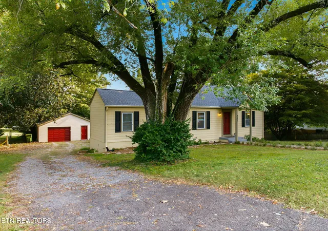 Photo 3 of Single family home for sale at 332 Wilson Ave, Maryville, TN 37803 | MLS# 1354637 | Listing updated on 2026-09-23