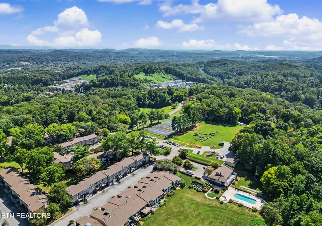 Listing Photo 2 - Condo for sale in building located at 1845 Cherokee Blf Dr, Knoxville, TN 37920 - Unit #