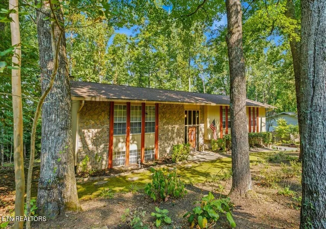 Photo 2 of Sale Pending at 1119 W Outer Dr, Oak Ridge, TN 37830 | MLS# 1354700 | Listing updated on 2026-09-12