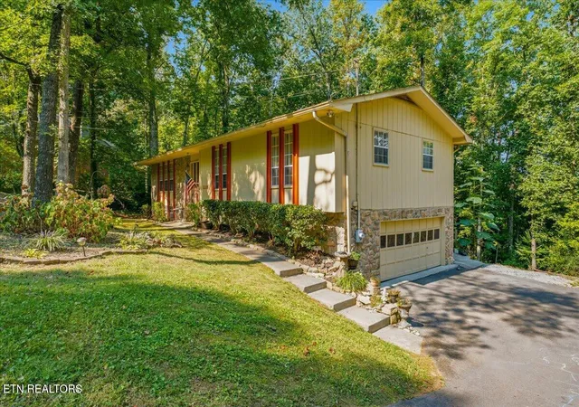 Photo 3 of Sale Pending at 1119 W Outer Dr, Oak Ridge, TN 37830 | MLS# 1354700 | Listing updated on 2026-09-12