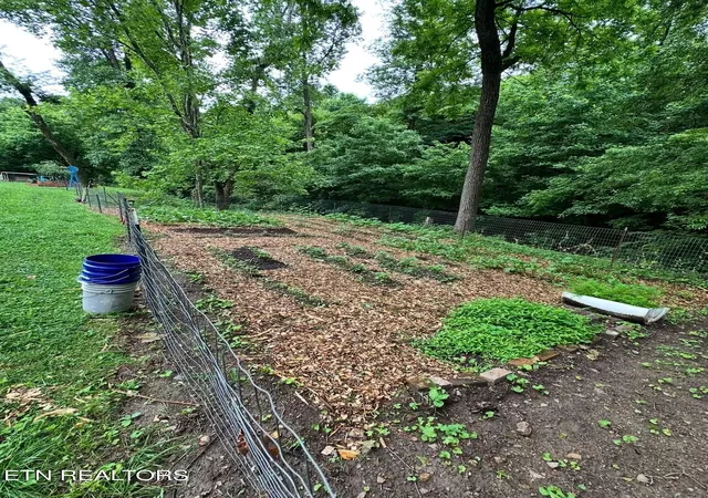 Photo 3 of Sale Pending at 1715 Ellistown Rd, Knoxville, TN 37924 | MLS# 1354692 | Listing updated on 2026-09-12