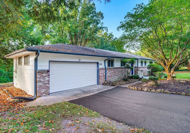Photo 1 of Single family home for sale at 845 W Outer Dr, Oak Ridge, TN 37830 | MLS# 1354965 | Listing updated on 2026-09-21