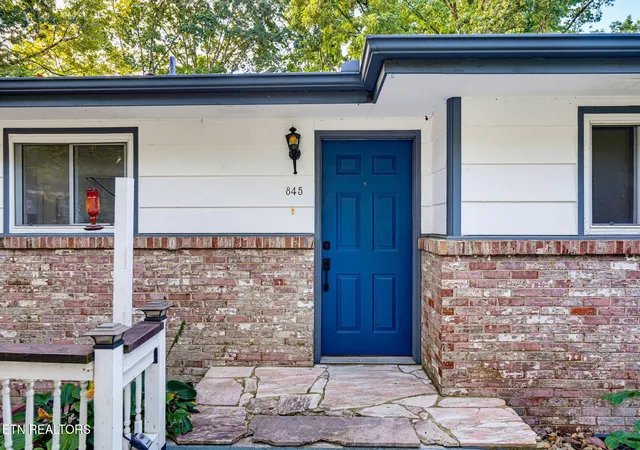 Photo 3 of Single family home for sale at 845 W Outer Dr, Oak Ridge, TN 37830 | MLS# 1354965 | Listing updated on 2026-09-21
