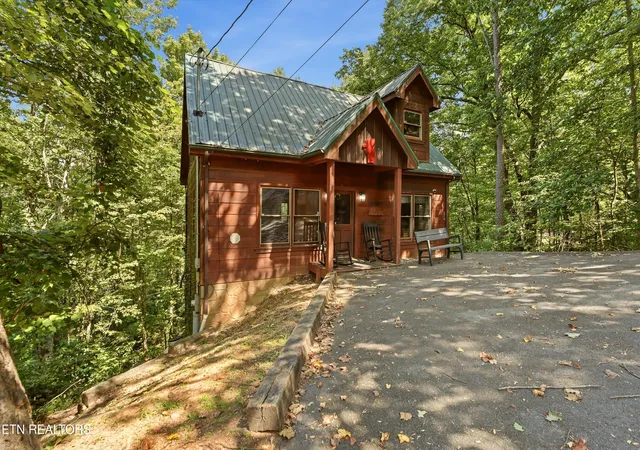 Photo 3 of Single family home for sale at 1605 Silver Poplar Ln, Sevierville, TN 37876 | MLS# 1354699 | Listing updated on 2026-10-07