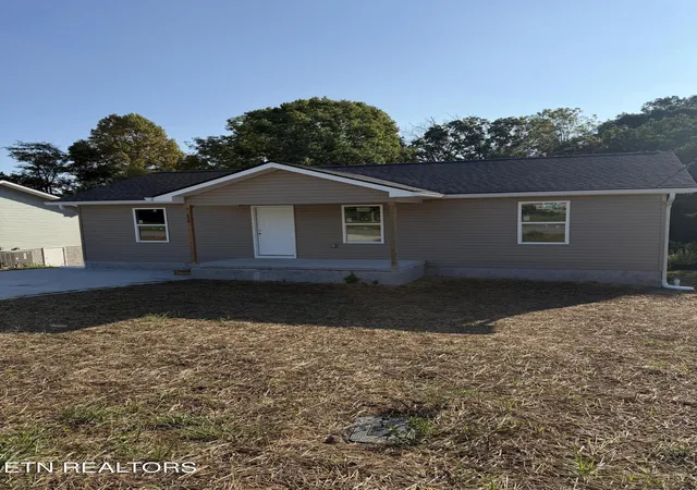 Photo 2 of Sale Pending at 438 Storie Ave, Crossville, TN 38555 | MLS# 1354805 | Listing updated on 2026-09-14