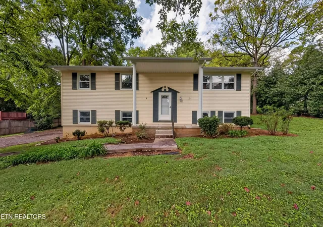 Photo 2 of Single family home for sale at 1213 April Dr, Knoxville, TN 37919 | MLS# 1354966 | Listing updated on 2026-09-10
