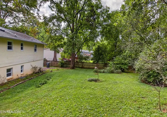 Photo 3 of Single family home for sale at 1213 April Dr, Knoxville, TN 37919 | MLS# 1354966 | Listing updated on 2026-09-10