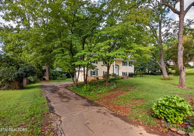 Photo 4 of Single family home for sale at 1213 April Dr, Knoxville, TN 37919 | MLS# 1354966 | Listing updated on 2026-09-10