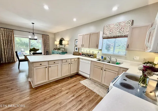 Photo 3 of Sale Pending at 118 Windsor Dr, Maryville, TN 37803 | MLS# 1354841 | Listing updated on 2026-09-26