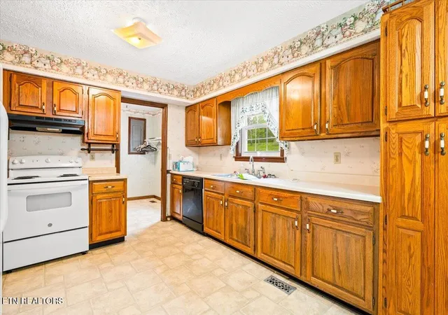 Photo 2 of Single family home for sale at 318 Springfield Dr, La Follette, TN 37766 | MLS# 1354768 | Listing updated on 2026-09-08