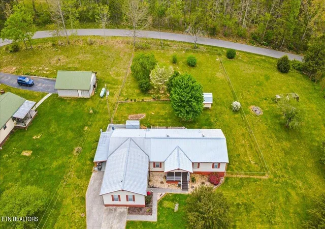 Photo 2 of Single family home for sale at 318 Springfield Dr, La Follette, TN 37766 | MLS# 1354768 | Listing updated on 2026-10-12