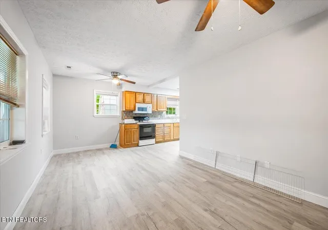 Photo 3 of Single family home for sale at 318 Springfield Dr, La Follette, TN 37766 | MLS# 1354768 | Listing updated on 2026-09-08