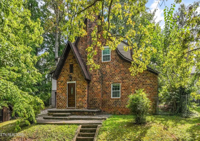 Photo 1 of Sale Pending at 2224 Fisher Pl, Knoxville, TN 37920 | MLS# 1354855 | Listing updated on 2026-09-12