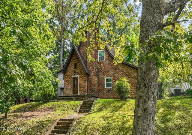 Photo 2 of Sale Pending at 2224 Fisher Pl, Knoxville, TN 37920 | MLS# 1354855 | Listing updated on 2026-09-12
