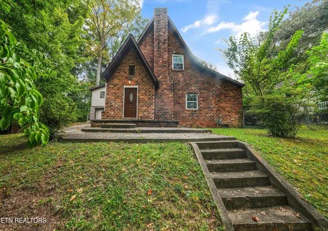 Photo 3 of Sale Pending at 2224 Fisher Pl, Knoxville, TN 37920 | MLS# 1354855 | Listing updated on 2026-09-12