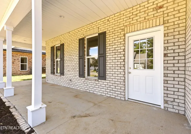 Photo 3 of Single family home for sale at 166 Crossroads Blvd, Oak Ridge, TN 37830 | MLS# 1355083 | Listing updated on 2026-09-10