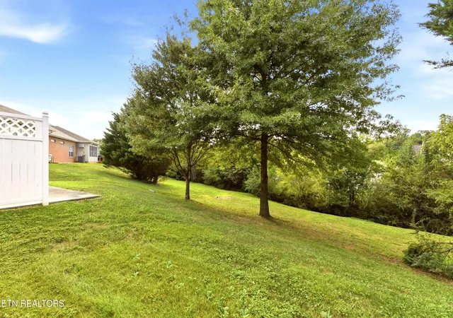 Listing Photo 2 - Condo for sale in building located at 115 Devanshire Ct, Oak Ridge, TN 37830 - Unit #