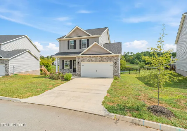 Photo 3 of Sale Pending at 105 E Fortenberry St, Oak Ridge, TN 37830 | MLS# 1354974 | Listing updated on 2026-09-15