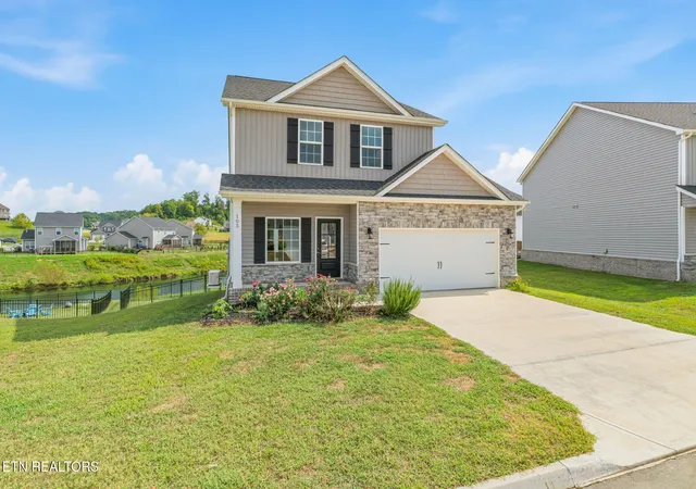 Photo 4 of Sale Pending at 105 E Fortenberry St, Oak Ridge, TN 37830 | MLS# 1354974 | Listing updated on 2026-09-15