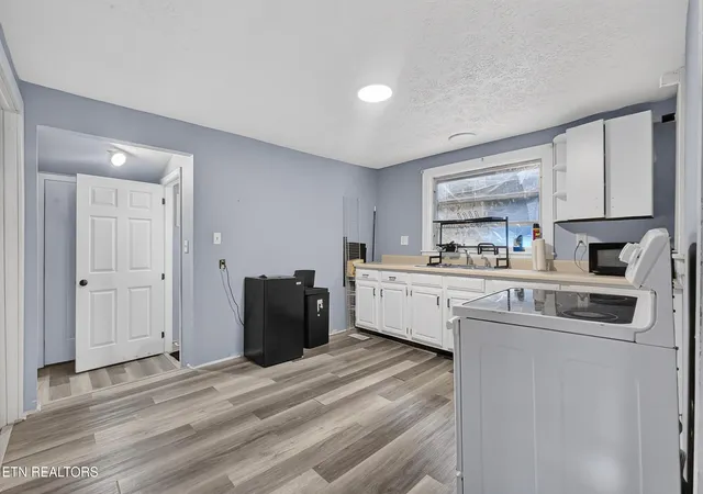 Photo 4 of Single family home for sale at 221 Cansler Ave, Knoxville, TN 37921 | MLS# 1356717 | Listing updated on 2026-09-25