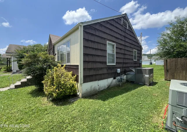 Photo 3 of Single family home for sale at 929 Chickamauga Ave, Knoxville, TN 37917 | MLS# 1354778 | Listing updated on 2026-09-08