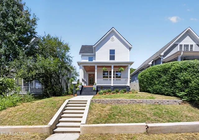Photo 2 of Single family home for sale at 207 E Anderson Ave, Knoxville, TN 37917 | MLS# 1354779 | Listing updated on 2026-09-14