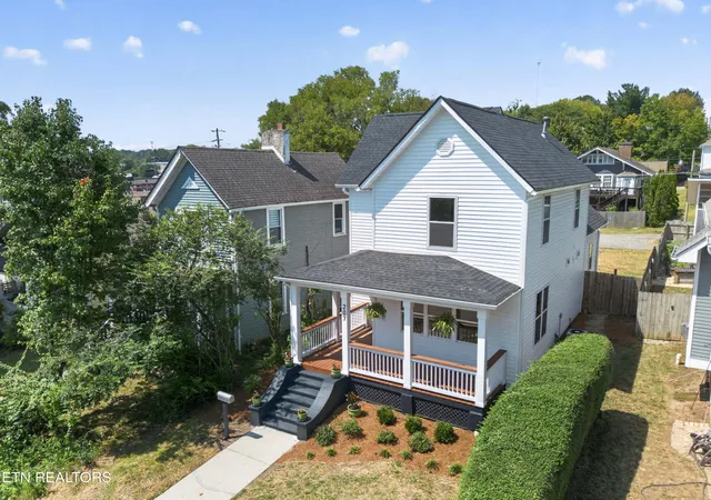 Photo 3 of Single family home for sale at 207 E Anderson Ave, Knoxville, TN 37917 | MLS# 1354779 | Listing updated on 2026-09-14
