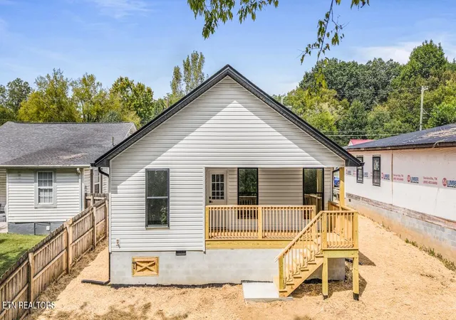 Photo 3 of Single family home for sale at 136 W Moody Ave, Knoxville, TN 37920 | MLS# 1354849 | Listing updated on 2026-09-18