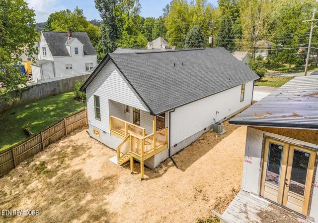Photo 3 of Single family home for sale at 136 W Moody Ave, Knoxville, TN 37920 | MLS# 1354849 | Listing updated on 2026-09-18