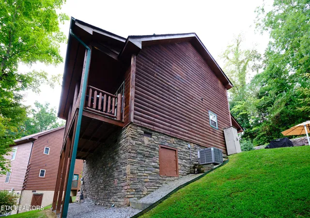 Photo 3 of Single family home for sale at 2604 Stonebrook Dr, Pigeon Forge, TN 37863 | MLS# 1354948 | Listing updated on 2026-09-10