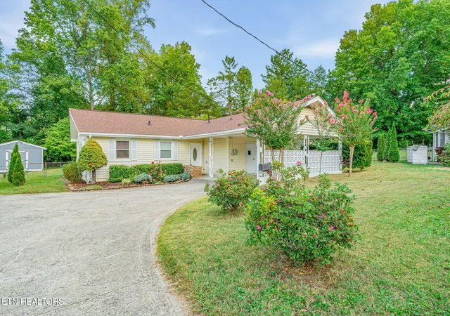 Photo 1 of Single family home for sale at 107 Park Ln, Oak Ridge, TN 37830 | MLS# 1355809 | Listing updated on 2026-09-29