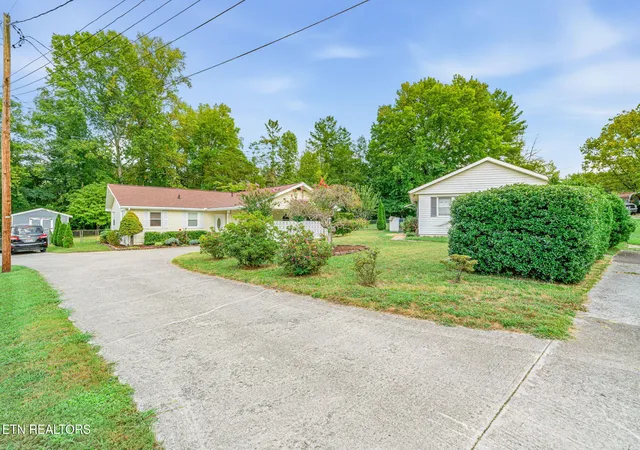 Photo 2 of Single family home for sale at 107 Park Ln, Oak Ridge, TN 37830 | MLS# 1355809 | Listing updated on 2026-09-29