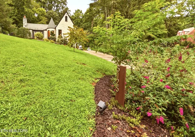 Photo 3 of Sale Pending at 5125 Green Valley Dr, Knoxville, TN 37914 | MLS# 1354957 | Listing updated on 2026-09-15