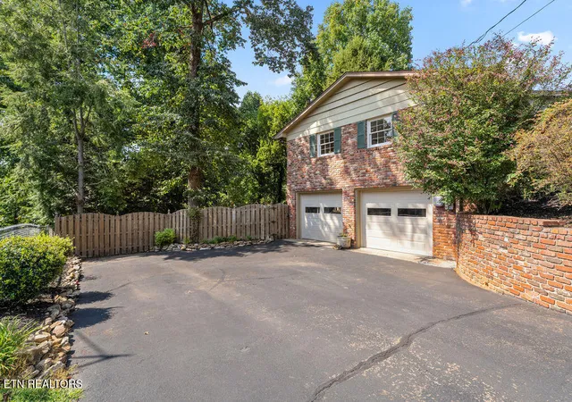 Photo 3 of Sale Pending at 929 Corning Rd, Knoxville, TN 37923 | MLS# 1354985 | Listing updated on 2026-09-12