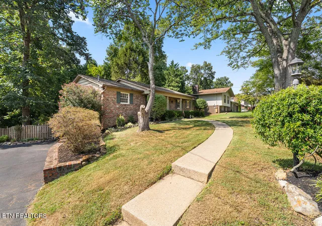 Photo 3 of Sale Pending at 929 Corning Rd, Knoxville, TN 37923 | MLS# 1354985 | Listing updated on 2026-09-12