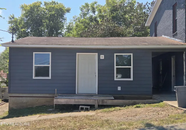 Photo 2 of Multi family home for sale at 205 Tennessee St, Harriman, TN 37748 | MLS# 1354905 | Listing updated on 2026-09-09