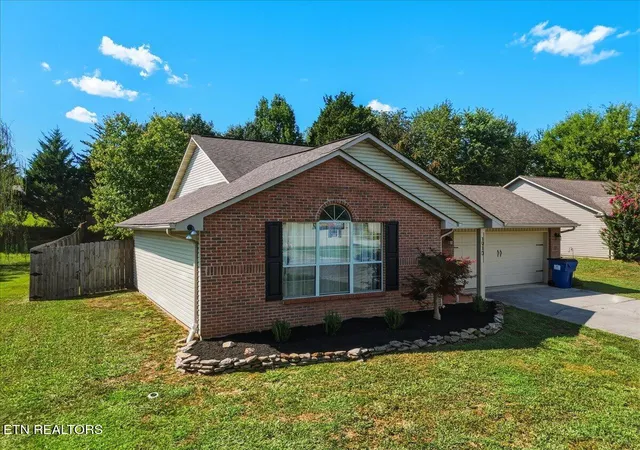 Photo 2 of Sale Pending at 1910 Five Oaks Ln, Maryville, TN 37801 | MLS# 1355098 | Listing updated on 2026-09-11