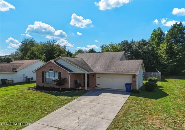 Photo 3 of Sale Pending at 1910 Five Oaks Ln, Maryville, TN 37801 | MLS# 1355098 | Listing updated on 2026-09-11
