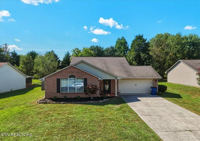 Photo 3 of Sale Pending at 1910 Five Oaks Ln, Maryville, TN 37801 | MLS# 1355098 | Listing updated on 2026-09-11