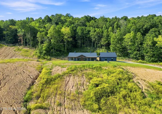 Photo 4 of Single family home for sale at 2010 Twin Fawn Trl, Middlesboro, KY 40965 | MLS# 1355383 | Listing updated on 2026-09-14