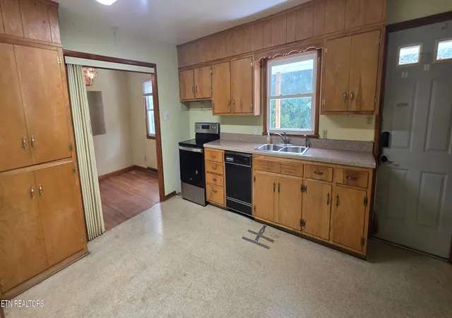 Photo 3 of Single family home for sale at 354 East Dr, Oak Ridge, TN 37830 | MLS# 1354976 | Listing updated on 2026-09-10