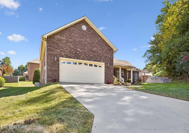 Photo 3 of Single family home for sale at 1422 Tainan Dr, Maryville, TN 37804 | MLS# 1355092 | Listing updated on 2026-10-06