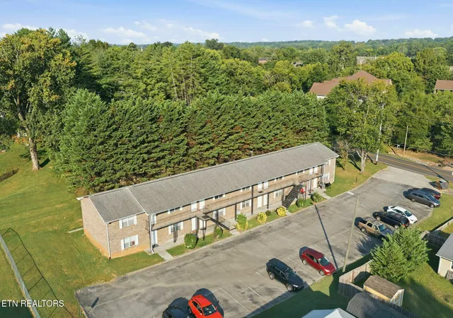 Listing Photo 5 - Condo for sale in building located at 706 E Inskip Dr, Knoxville, TN 37912