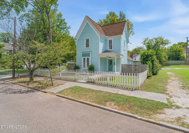 Photo 3 of Single family home for sale at 2346 Woodbine Ave, Knoxville, TN 37917 | MLS# 1354949 | Listing updated on 2026-09-14