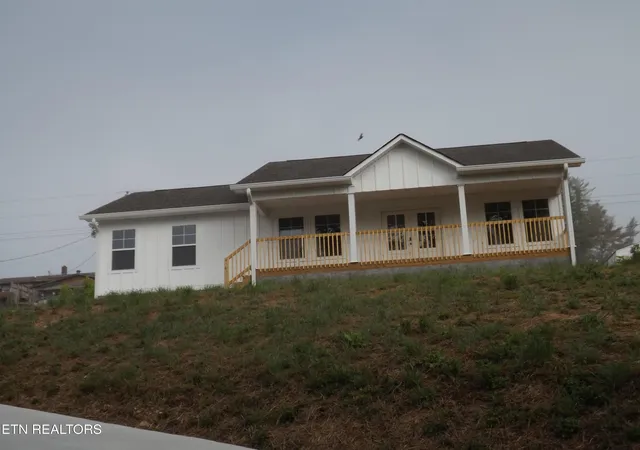 Photo 2 of Single family home for sale at 328 Wilson Hurst St, Tazewell, TN 37879 | MLS# 1354972 | Listing updated on 2026-09-10