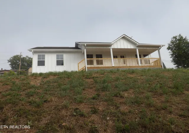 Photo 3 of Single family home for sale at 328 Wilson Hurst St, Tazewell, TN 37879 | MLS# 1354972 | Listing updated on 2026-09-10