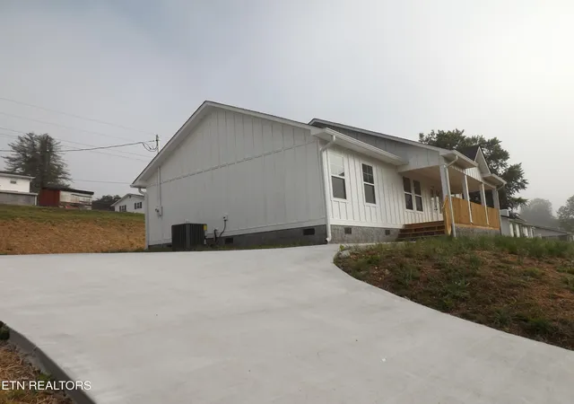 Photo 4 of Single family home for sale at 328 Wilson Hurst St, Tazewell, TN 37879 | MLS# 1354972 | Listing updated on 2026-09-10