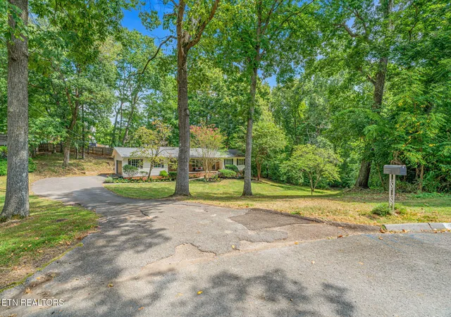 Photo 2 of Single family home for sale at 1804 Pinoak Ct, Knoxville, TN 37923 | MLS# 1355150 | Listing updated on 2026-09-17