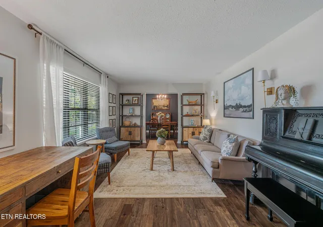 Photo 3 of Single family home for sale at 1804 Pinoak Ct, Knoxville, TN 37923 | MLS# 1355150 | Listing updated on 2026-09-17