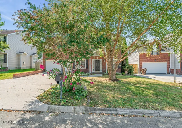 Photo 3 of Single family home for sale at 5914 Gray Gables Dr, Knoxville, TN 37931 | MLS# 1354998 | Listing updated on 2026-09-10